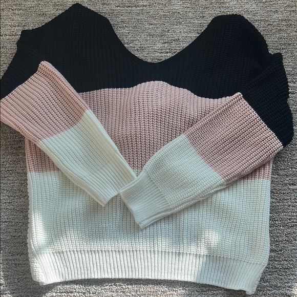 1.4.3. Story by Line Up V-Neck Sweater Black and Pink - Picture 1 of 3